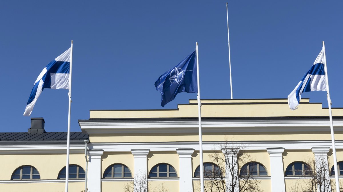 Dos banderas finlandesas ondean junto a la bandera de la OTAN frente a la sede del Ministerio de Asuntos Exteriores de Finlandia, este martes 4 de abril en Helsinki. 