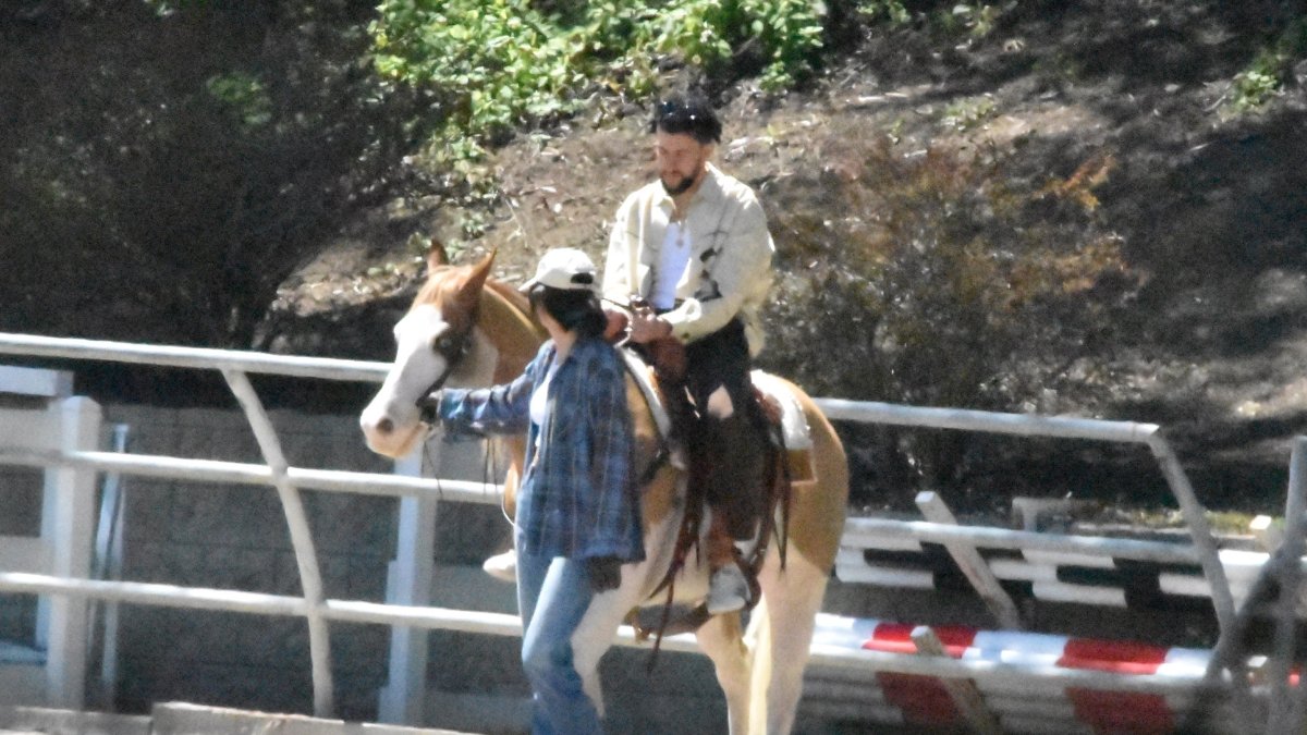 Los famosos pasearon muy a gusto en un centro ecuestre. Kendall Jenner es una experta montando a caballo.