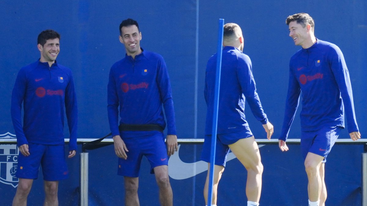 (i-d) Sergi Roberto, Sergio Busquets, Jordi Alba y Robert Lewandowski durante la práctica del Barcelona de este matrtes 4 de abril previo al Clásico.