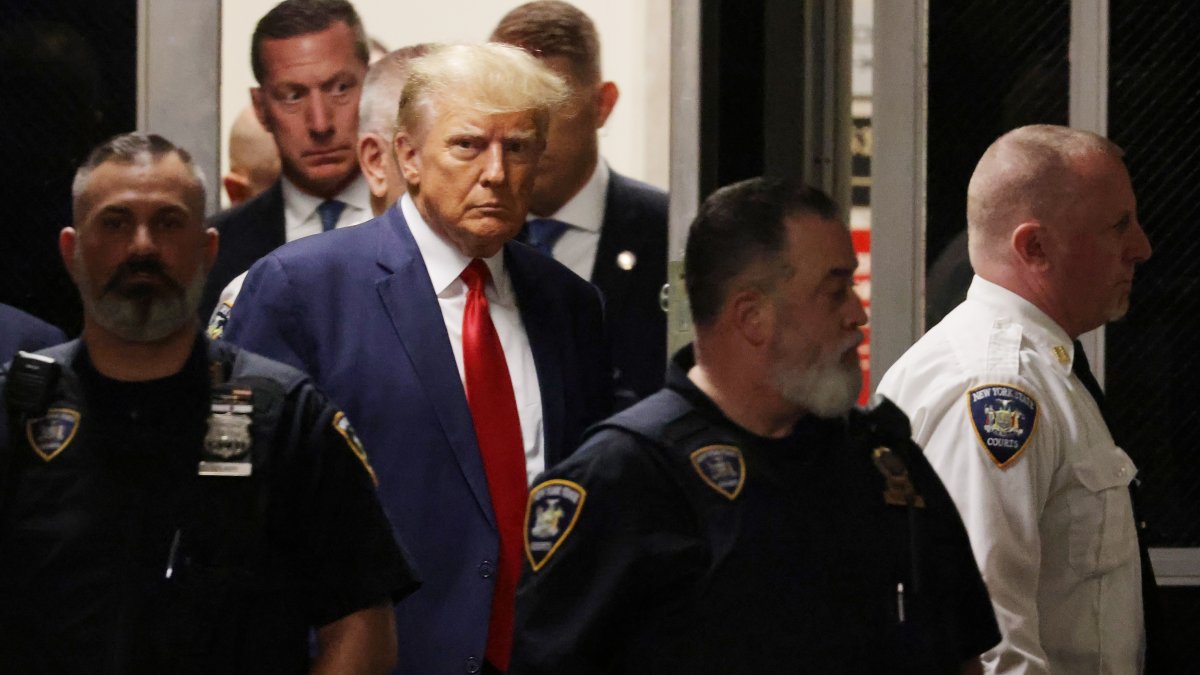 El expresidente estadounidense Donald J. Trump camina hacia la sala del Tribunal Penal de Nueva York en Nueva York, el 04 de abril de 2023.