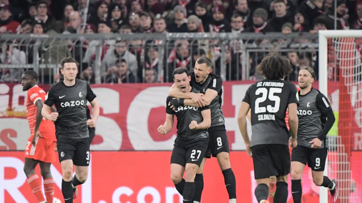 Nicolas Höfler celebrando el primer gol del Friburgo y que serviría para ganar el partido.