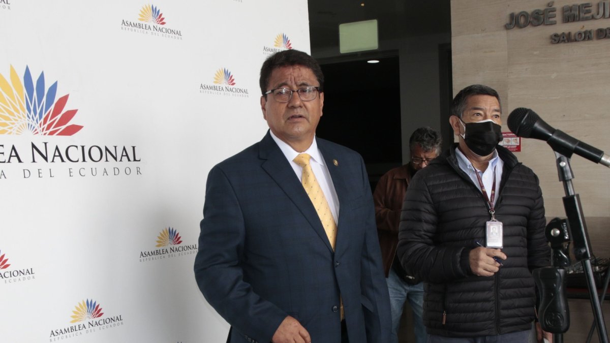 El legislador socialcristiano Pedro Zapata anunció que revisará la legalidad del plazo otorgado por Fernando Villavicencio.