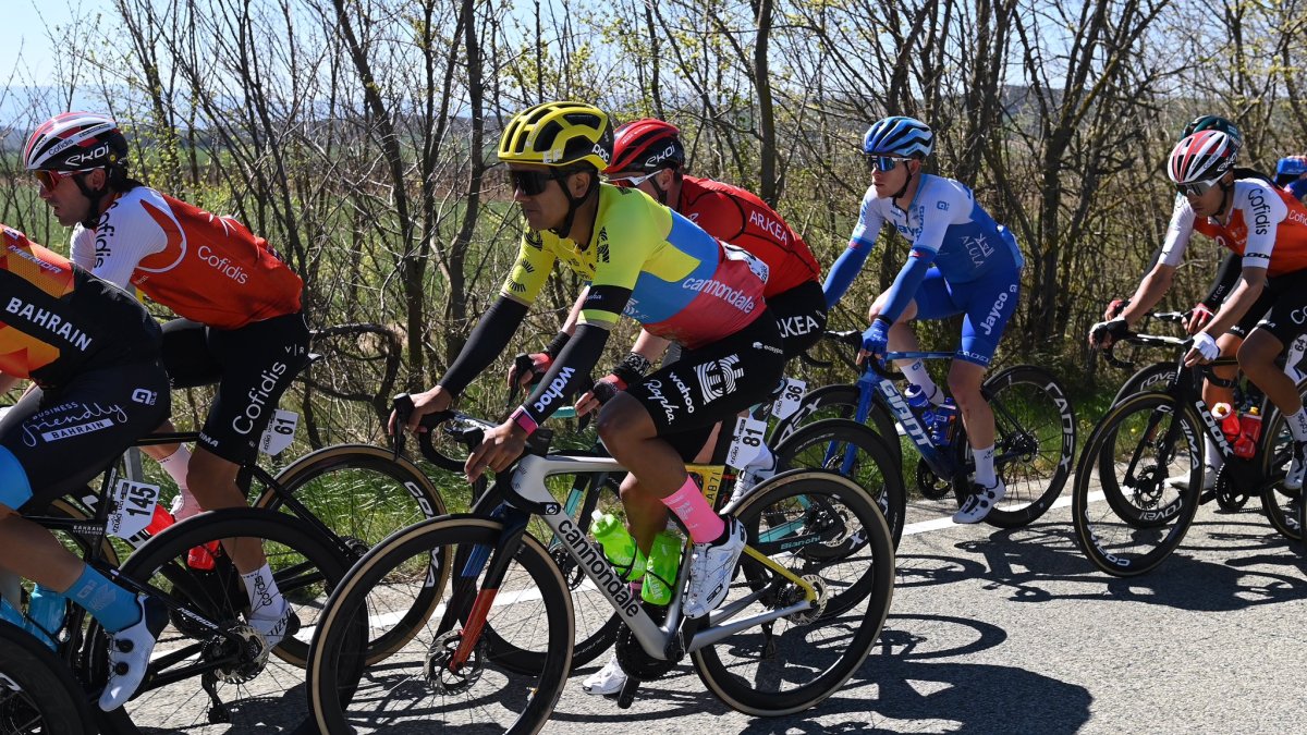 Richard Carapaz contó con el respaldo de su equipo durante la segunda etapa.