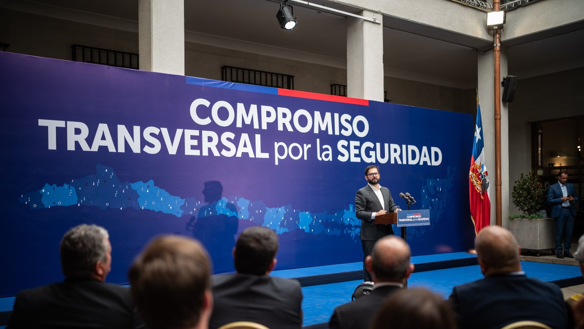 Fotografía cedida por la Presidencia de Chile, del mandatario Gabriel Boric durante ceremonia de firma del compromiso transversal por la seguridad,en Santiago (Chile).