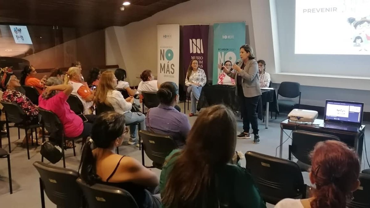 Varias personas asisten al encuentro que se desarrolló en el Museo Nahim Isaías