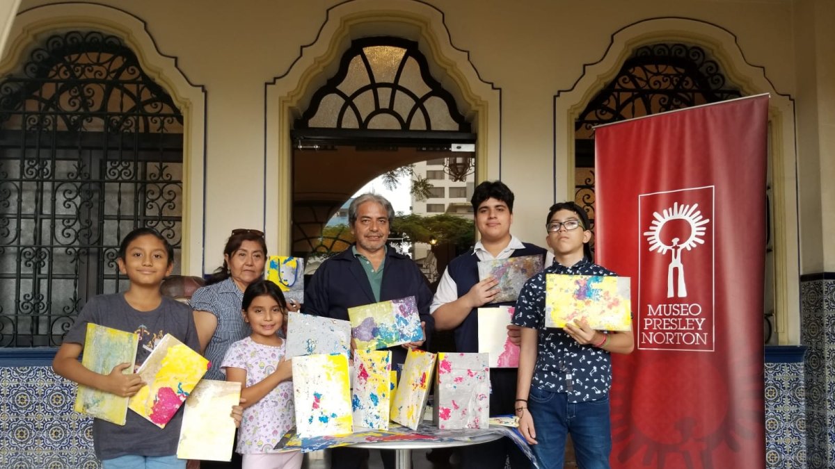 El grupo de niños que asistieron al taller, aparecen junto al instructor, Carlos Montalvo.