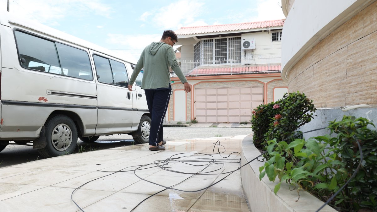 1. Peligros. Los cables caídos en el piso son un riesgo para los moradores de la ciudadela La Saiba que transitan por las veredas. Más de uno ya ha sufrido accidentes en el suelo mojado.