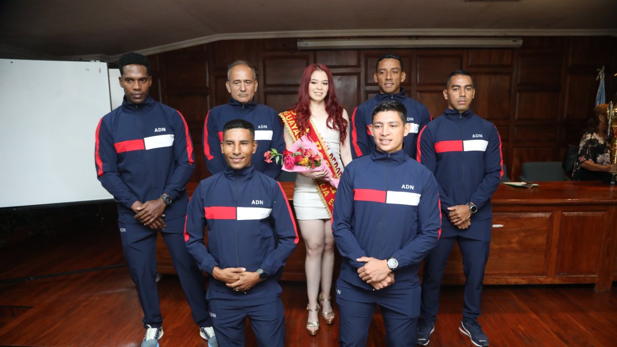 Karen Peñafiel, junto a los remeros de Asociación Deportiva Naval (ADN).
