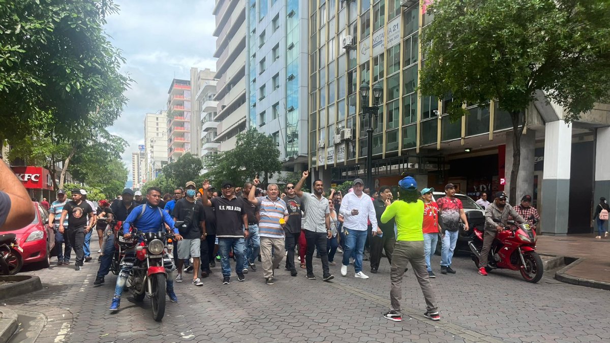 Hechos. Trabajadores de centros nocturnos marcharon desde la 9 de Octubre hasta la Gobernación del Guayas.