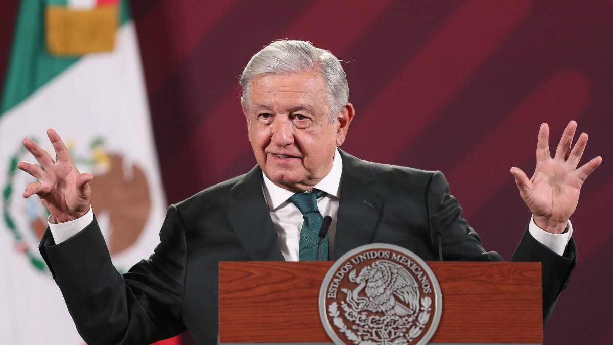 El presidente mexicano, Andrés Manuel López Obrador, habla durante una rueda de prensa en el Palacio Nacional.