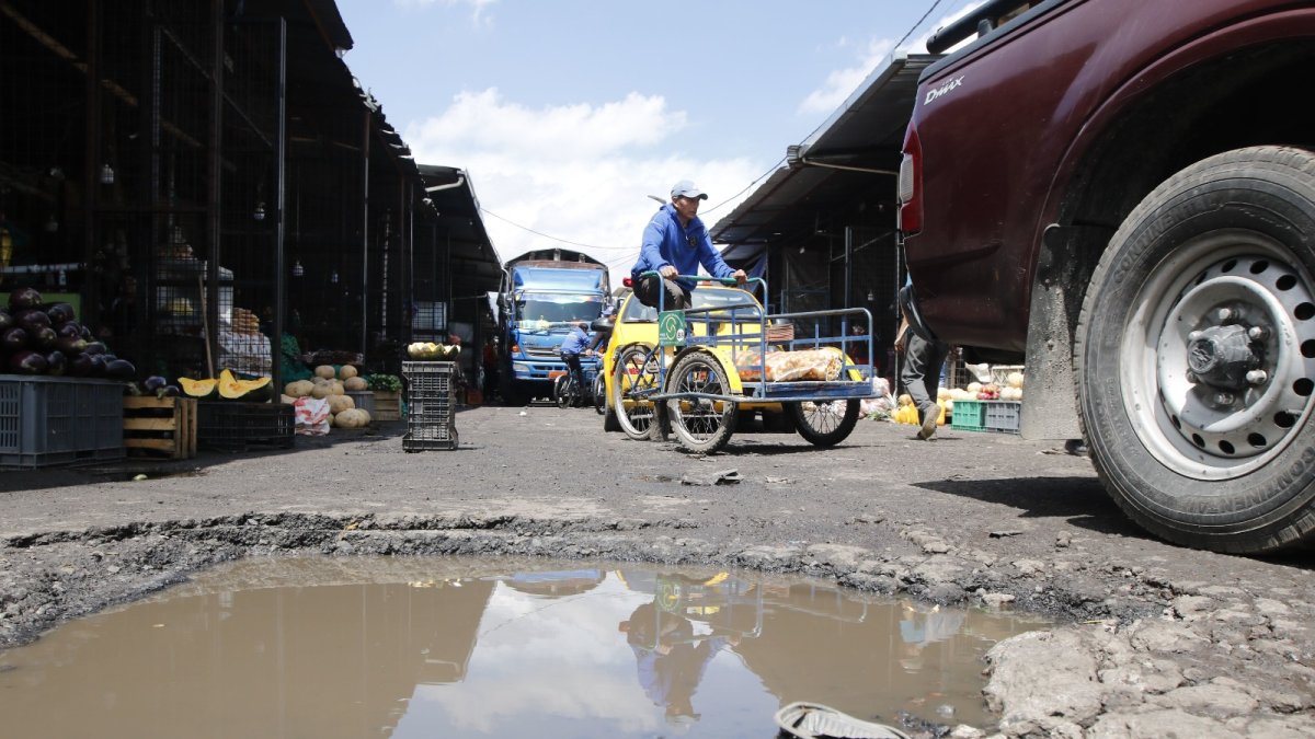Boquetes. Los obstáculos que hay en las calles de este centro de abastos son focos de suciedad y un riesgo para peatones y carros.