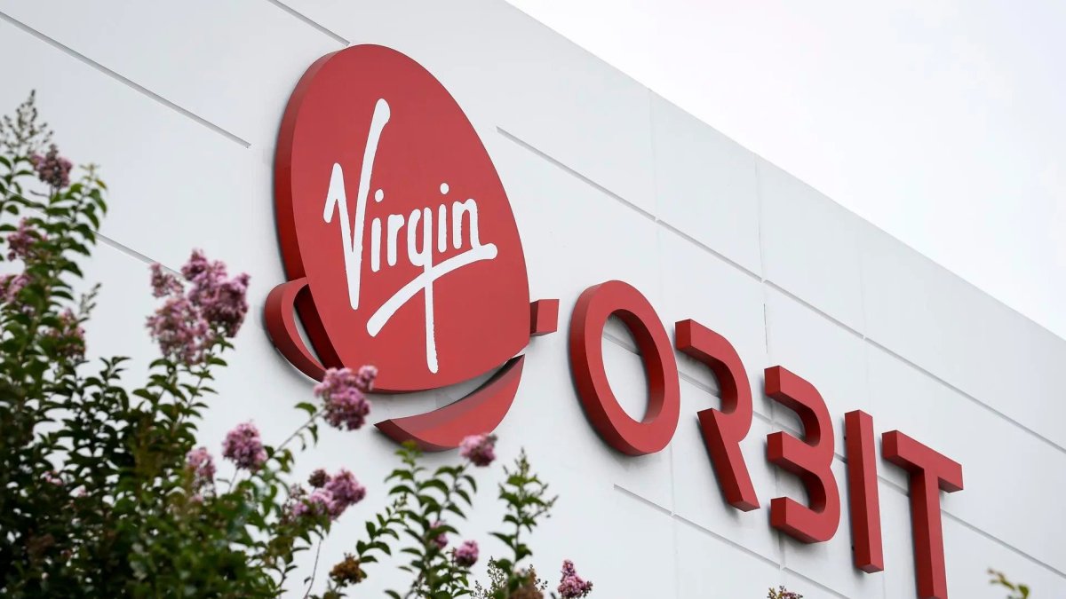 Logo de la empresa Virgin Orbit en su sede principal en Long Beach, California.