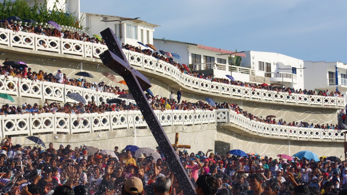 En Ballenita se llevó a cabo el Baño de Cruz, por Semana Santa.