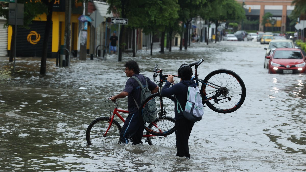 Ciudades como Guayaquil han quedado inundadas debido al temporal.