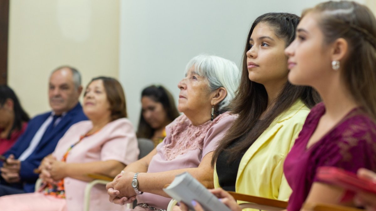 Asistentes. Testigos de Jehová escuchando el discurso basado en la Biblia, por la muerte de Jesucristo