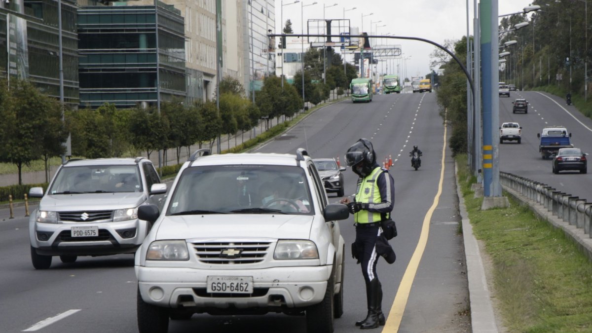 Agentes de tránsito realizan controles para impedir la movilidad de vehículos de acuerdo al número de placa.