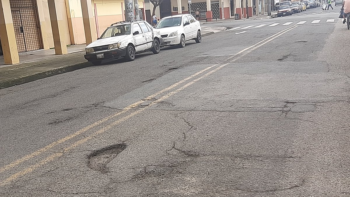 Situación. El deterioro se extiende en la avenida Del Ejército.