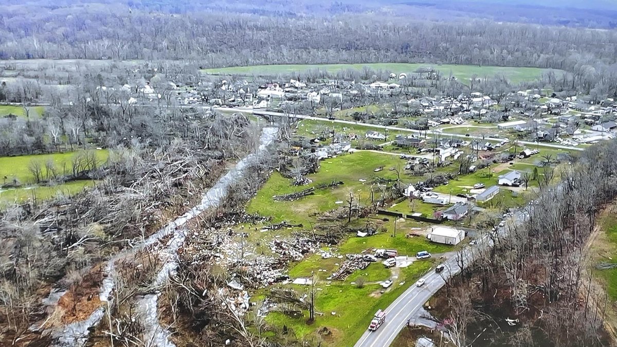 Fotografía cedida por Missouri State Highway Patrol que muestra los daños después de un tornado en el condado de Bollinger, Misuri (EE.UU.), este 5 de abril de 2023.