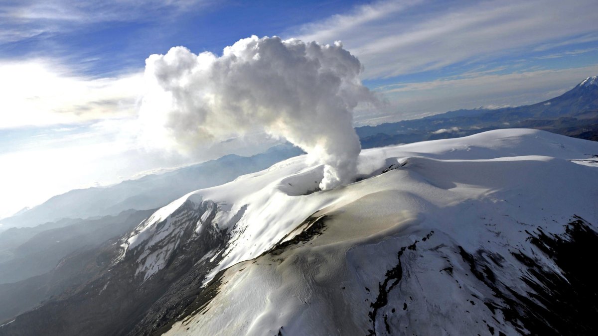 Fotografía cedida el 31 de marzo de 2023 por el Servicio Geológico Colombiano que muestra la actividad del volcán Nevado del Ruiz, cerca a Manizales (Colombia).
