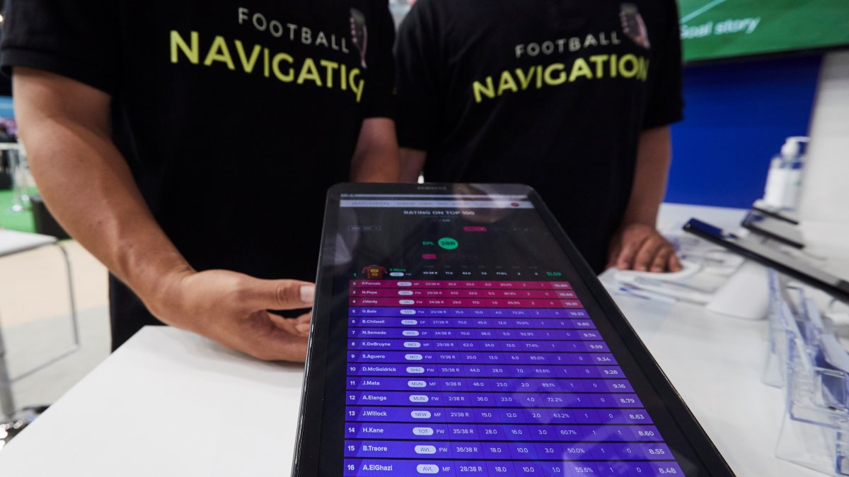 Avance. Un expositor muestra una app de inteligencia artificial en una reciente feria tecnológica en Barcelona (España).