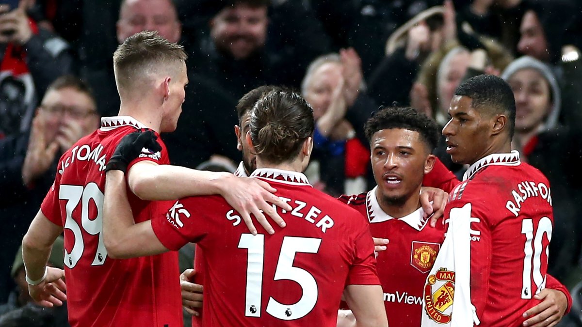 El delantero del Manchester United Marcus Rashford (d) celebra junto a sus compañeros el único tanto del cotejo.