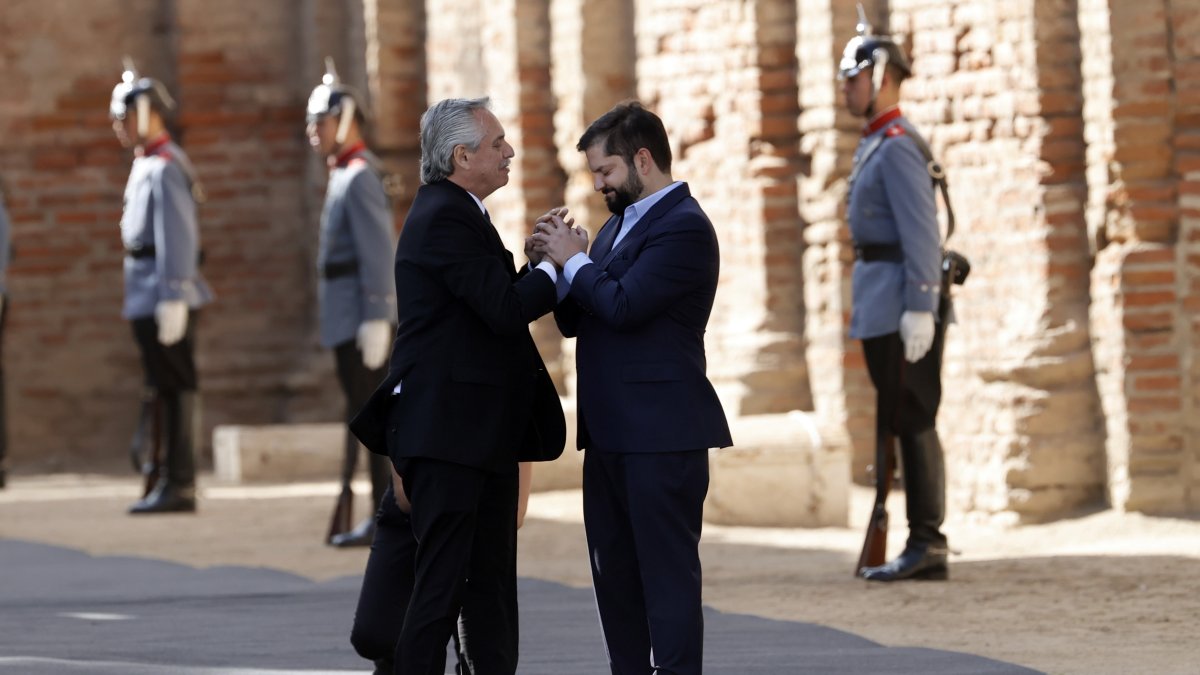 El presidente de Chile, Gabriel Boric (c), recibe a su homólogo de Argentina Alberto Fernández (d), hoy 5 de abril en el palacio de La Moneda, en Santiago (Chile).