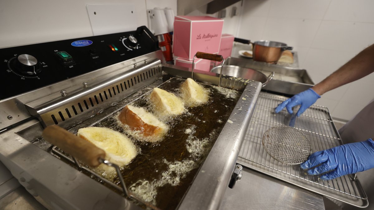 Preparación de las torrijas, el producto estrella en la Semana Santa española.