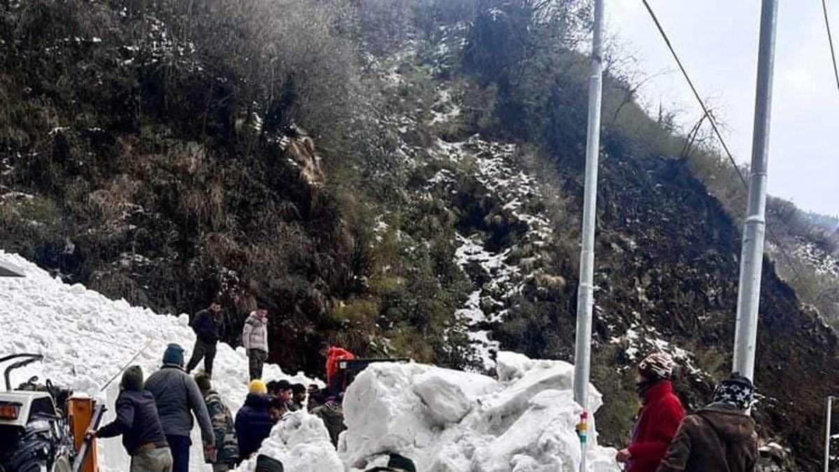 Varias personas en la tarea de encontrar a las personas tras la tragedia.