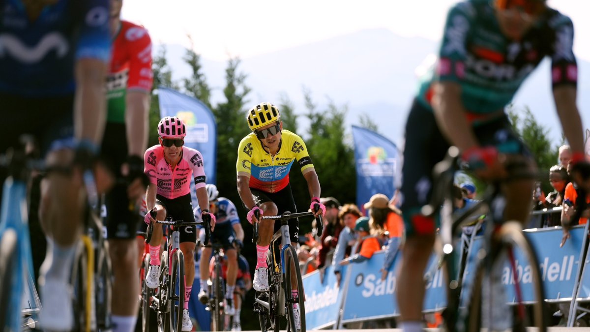 Richard Carapaz (c) llegó frustrado por el incidente en los metros finales.