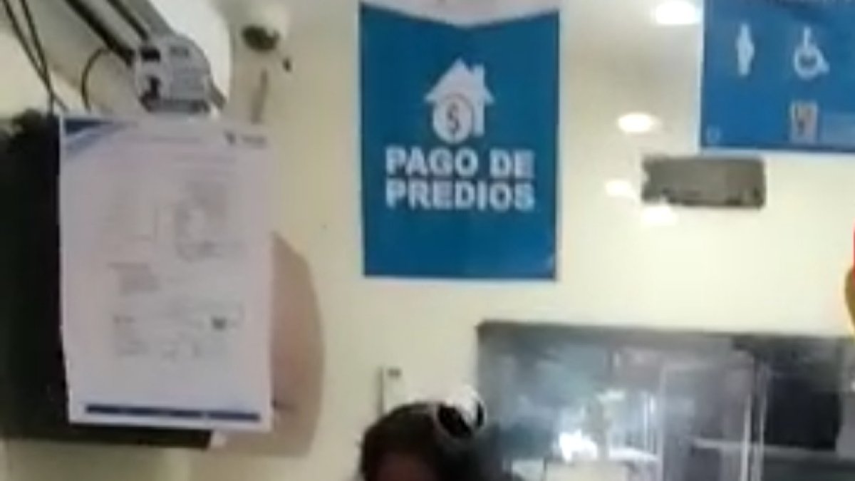 En un video que circula en redes sociales se observa a la mujer con las tijeras en mano y revisando cada caja.