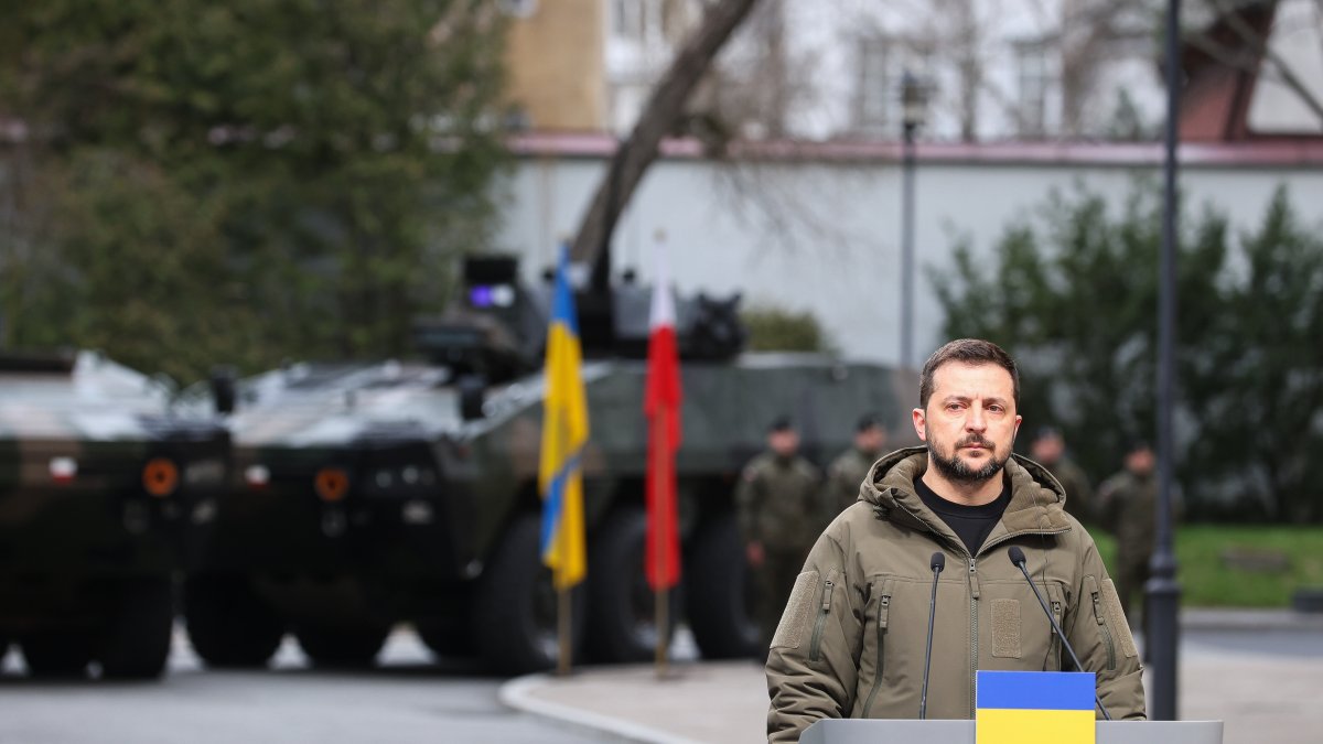 El presidente de Ucrania, Volodymyr Zelenski, asiste a una conferencia de prensa conjunta con el primer ministro polaco después de su reunión en la Cancillería en Varsovia, el 05 de abril de 2023.