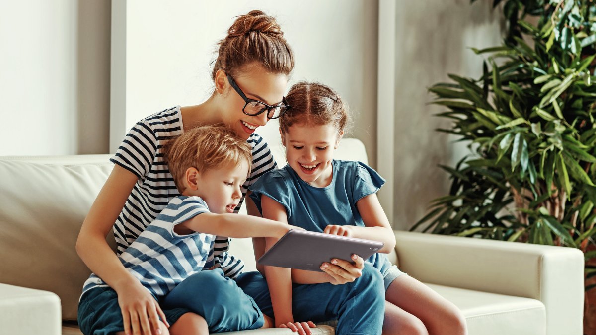 La tecnología digital puede unir a padres e hijos.