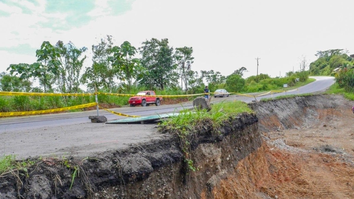 La vía Esmeraldas-Quinindé, la principal ruta de acceso hacia la provincia verde y su capital, tiene 28 puntos críticos.