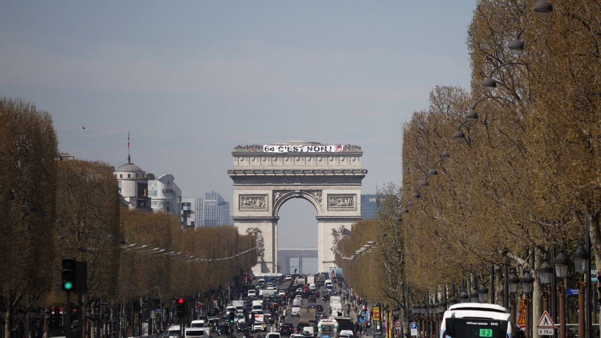 Manifestantes por la reforma de las pensiones exhiben una pancarta que dice 