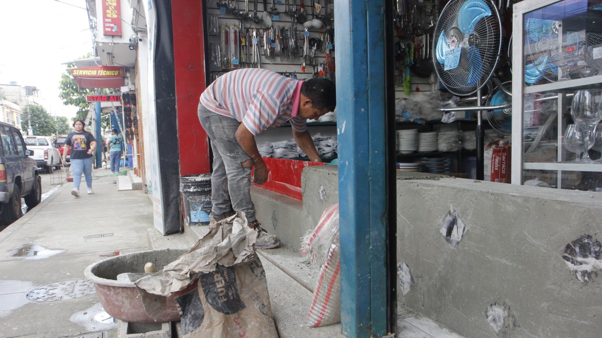 En Sauces 6, la mayoría de locales comerciales han optado por construir muros más altos para evitar mayores estragos por las inundaciones.