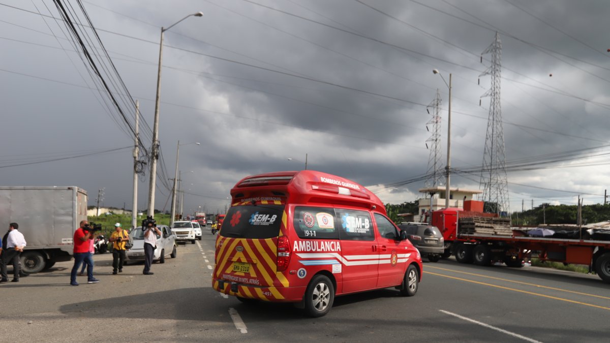 Auxilio. Ambulancias retiraban a internos heridos de la cárcel La Roca.