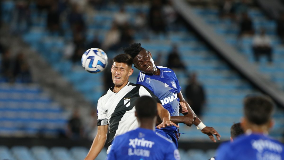 Alejandro Cabeza (c-d) salió lesionado en la segunda mitad. Emelec se queda sin centrodelantero ante las ausencias de Miller Bolaños y Bryan Angulo también por lesión.