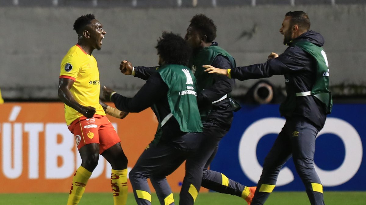 Aucas se impuso 2-1 a Flamengo, en su debut de la Copa Libertadores.