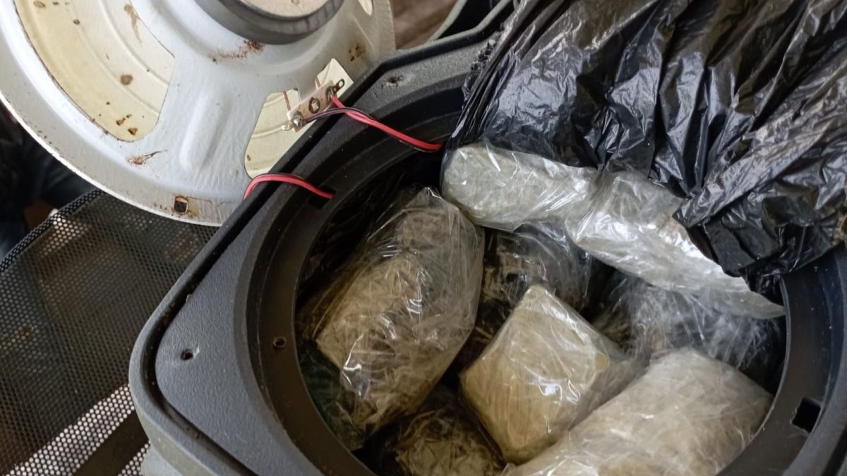 Evidencia. Los soldados encontraron las dosis de cocaína dentro de un parlante.