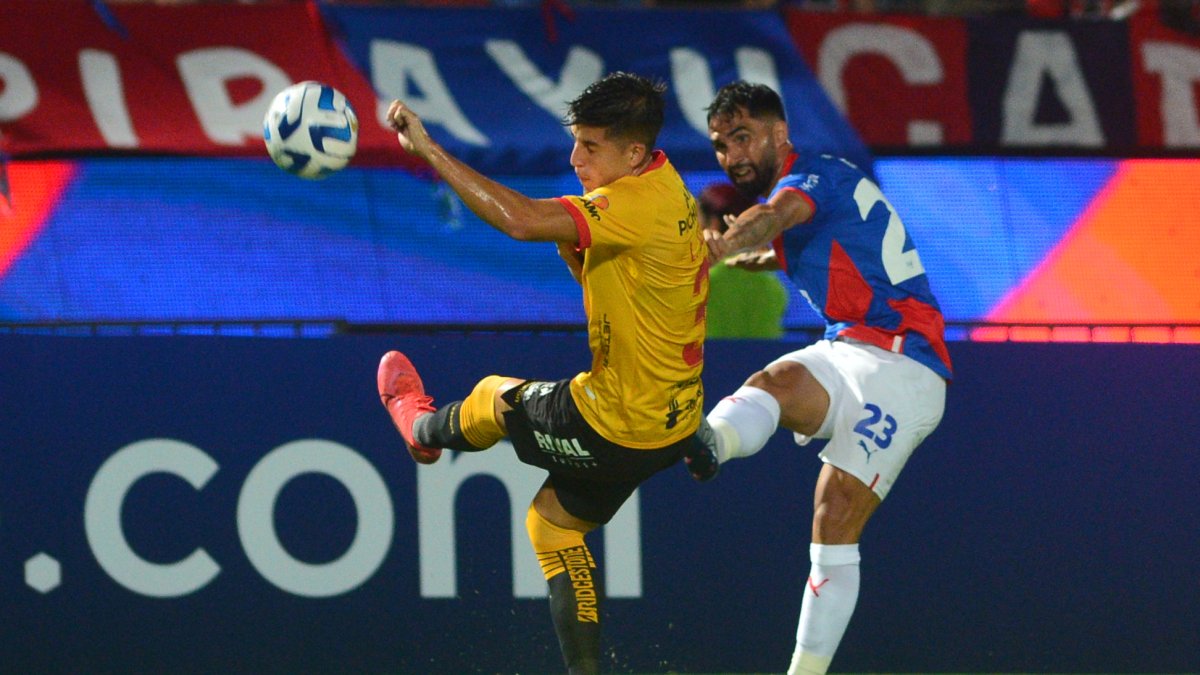 Barcelona (amarillo) pierde 1-0 ante Cerro Porteño, en el inicio del Grupo C de la Copa Libertadores.