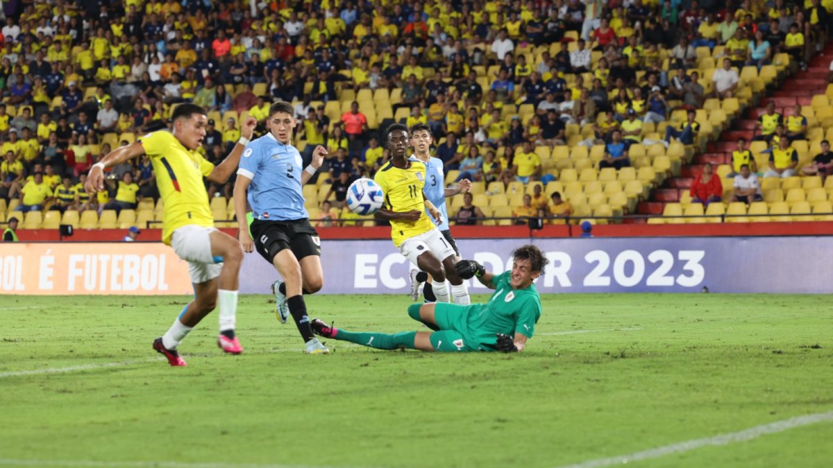 Kendry Páez (i) se encontró con un clara ocasión de gol al minuto 8 tras desborde por la banda izquierda de Kevin Arroyo.