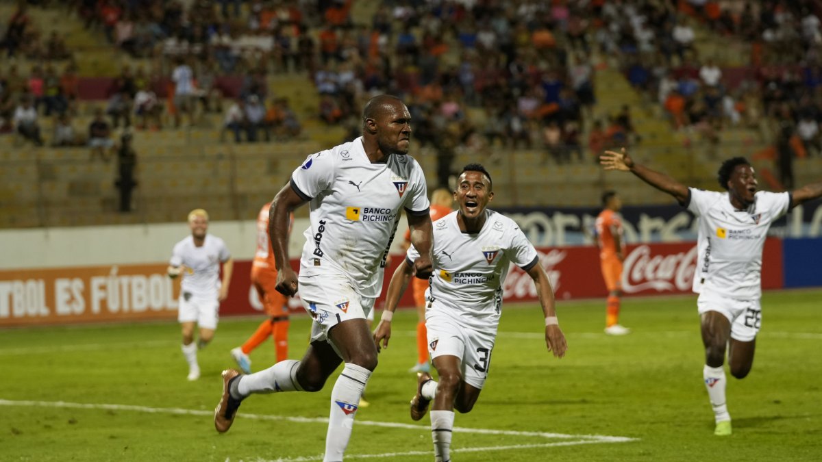 Juan Luis Anangonó (i) marcó el tanto del triunfo de los albos ante la Universidad César Vallejo.