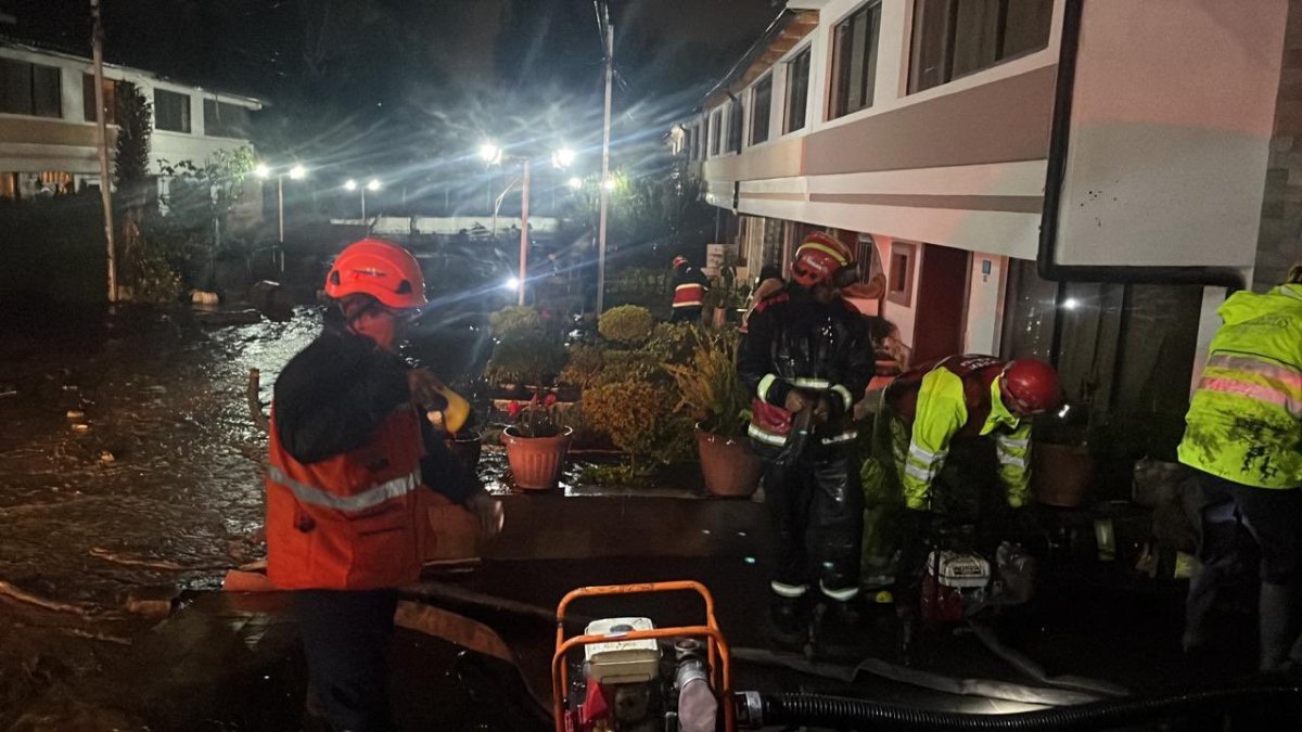 Ayuda. Miembros del Cuerpo de Bomberos durante el drenaje del agua que ingresó a varias viviendas.