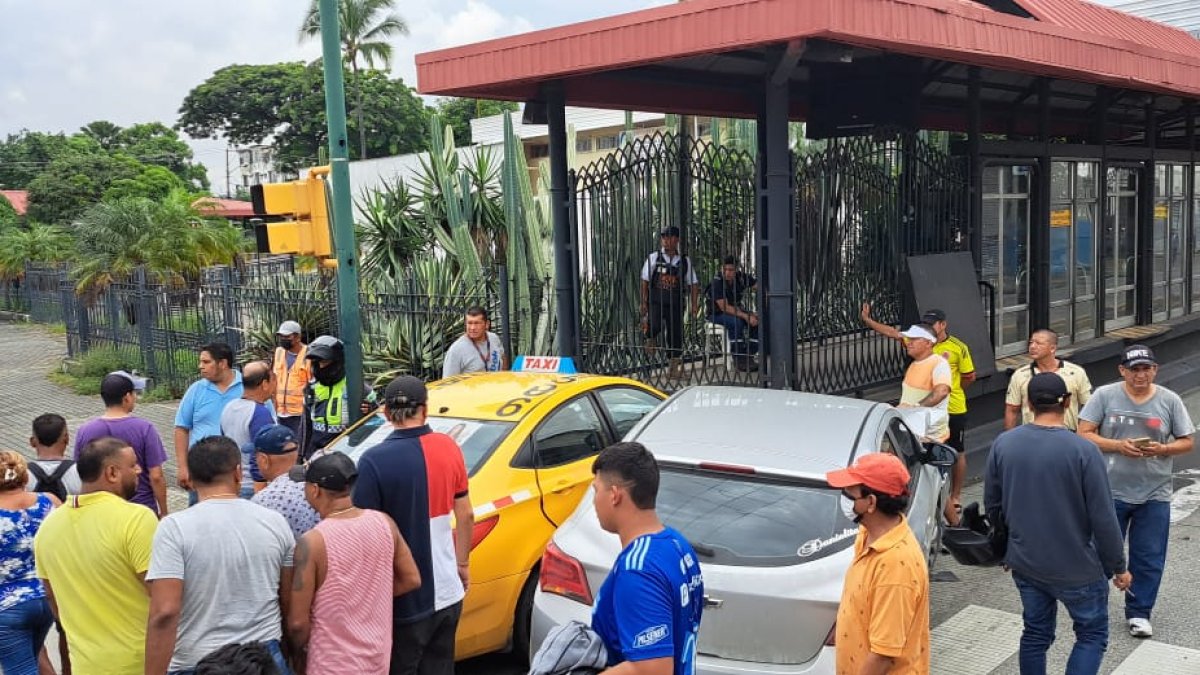 El accidente que se dio en una de las paradas tras invadir el carril.