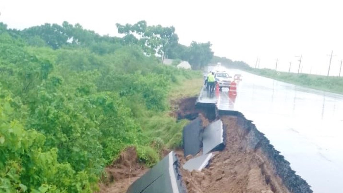 Un tramo de la carpeta asfalta en la carretera que una a Santa Elena con Guayaquil se desprendió.