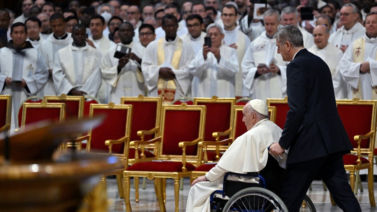 El Papa Francisco sale después de la Misa del Crisma en la Basílica de San Pedro en la Ciudad del Vaticano, el 06 de abril de 2023.