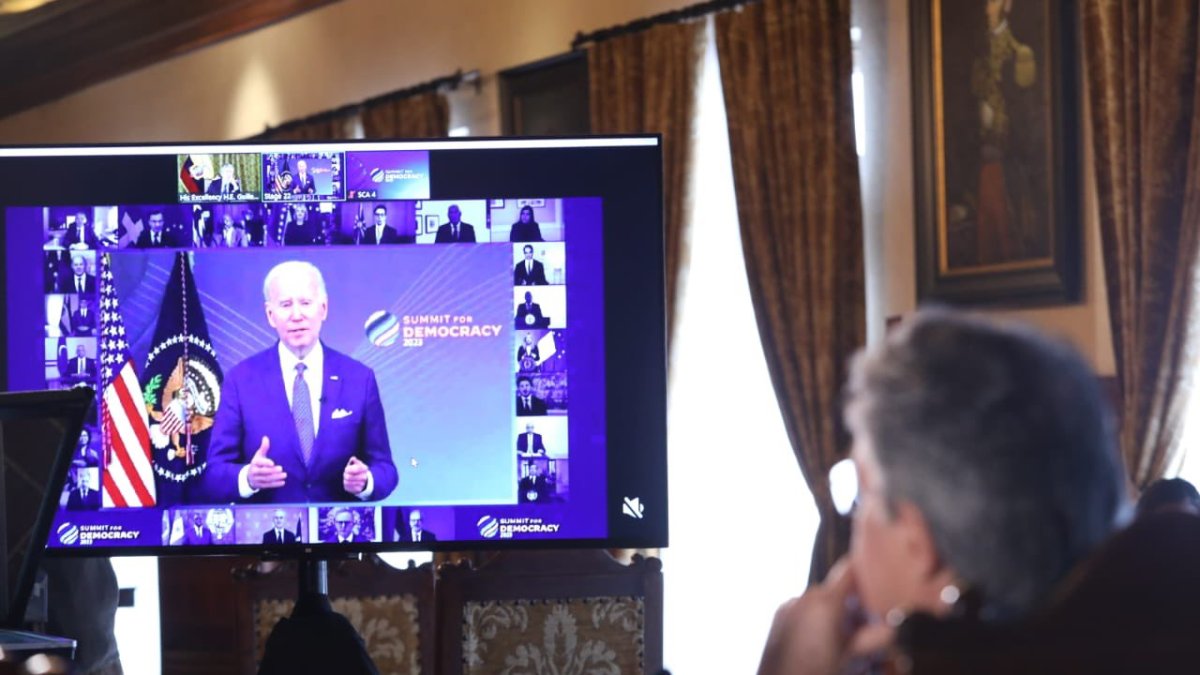 A finales de marzo, Lasso participó de la Cumbre por la Democracia en donde expuso en problema político que afronta su Gobierno con la Asamblea.