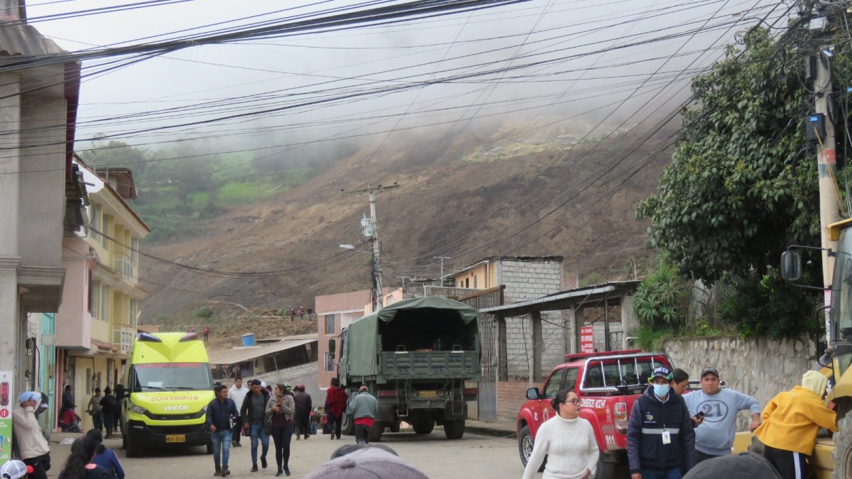 Las fuertes lluvias dificultan la tarea de rescate de los desaparecidos en el deslave