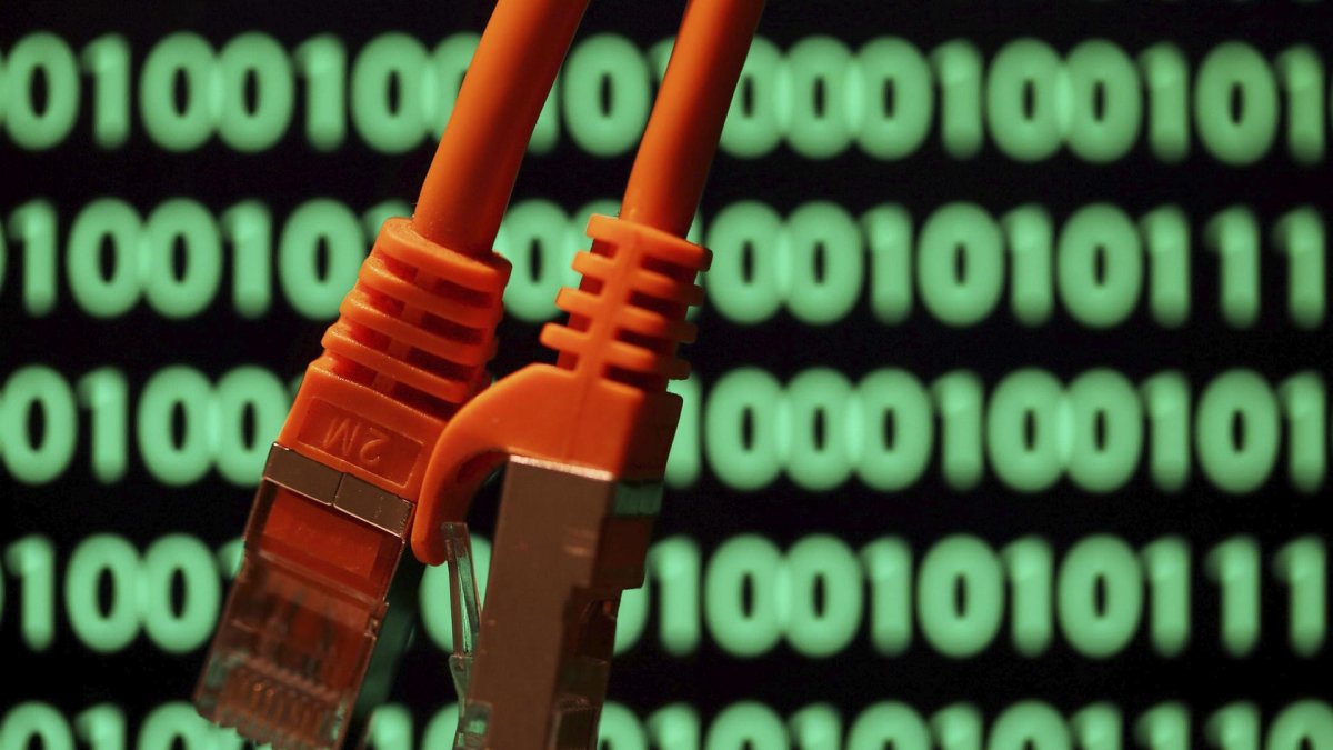Imagen de archivo de unos cables sobre una pantalla de ordenador con un código binario en Colonia, Alemania. EFE/Oliver Berg