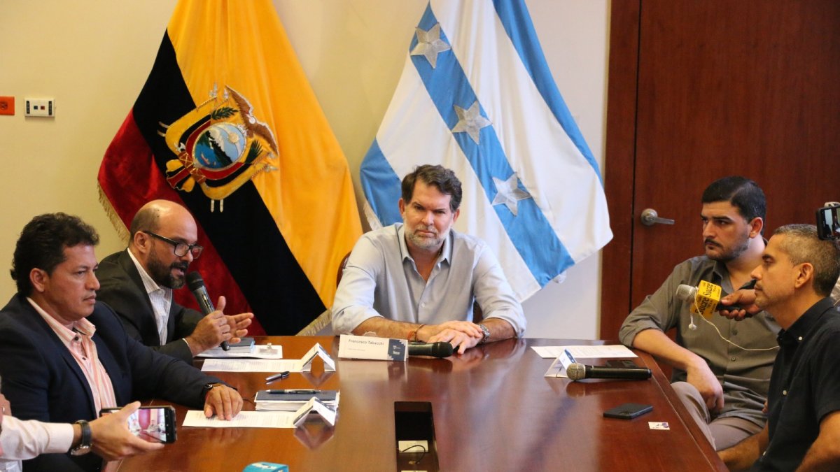 Christian Sarmiento, de Fetug; el gobernador Francesco Tabacchi y el alcalde Aquiles Álvarez durante la reunión.
